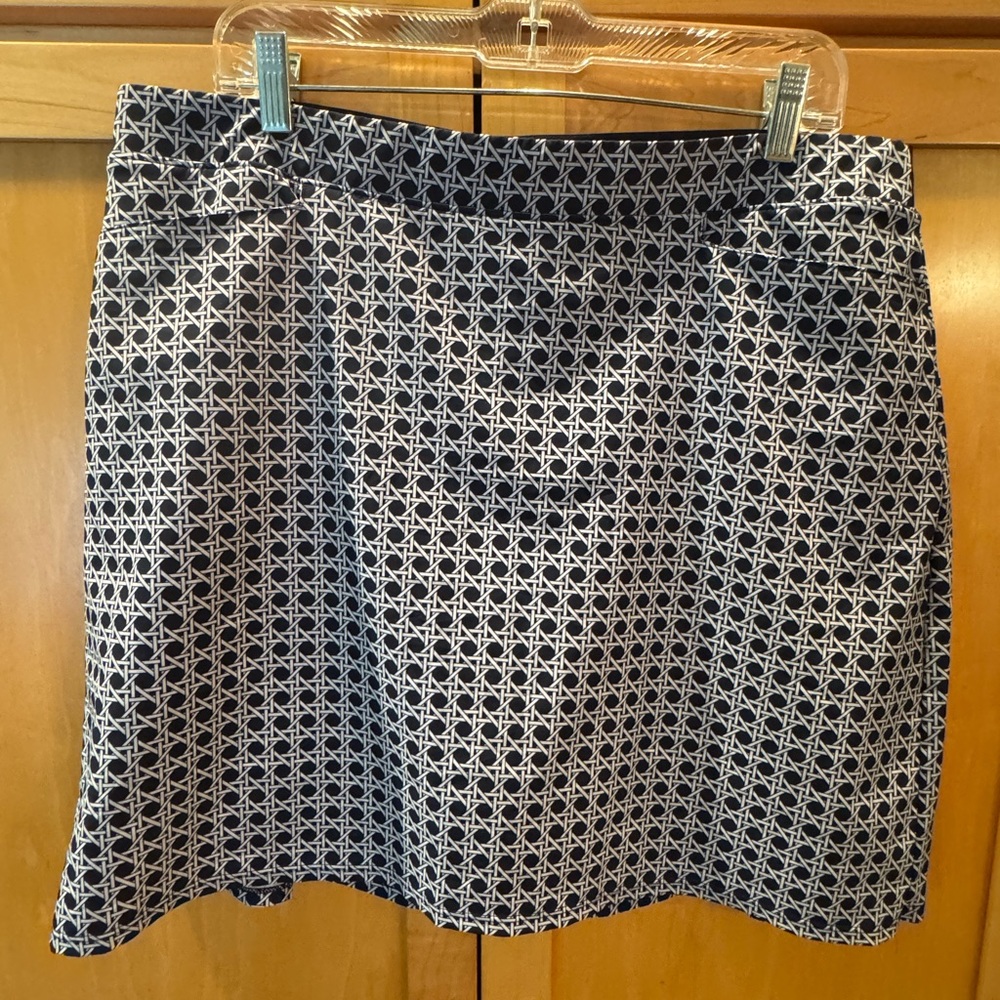 Chico’s navy and white skirt in sz 2.5 (14). Great for golf or pickleball.